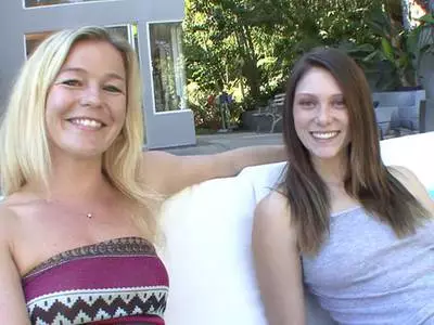 Finger fick und heißes Lecken zweier heißer Lesben