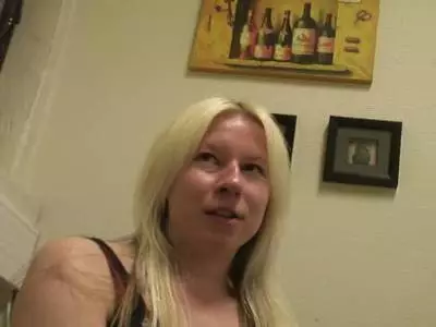 Rothaariges Lesbenluder fickt ihre blonde Freundin